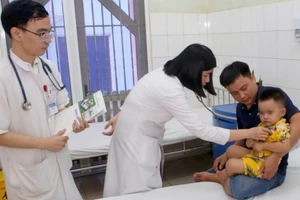 Bé N.T.T.M. (2 tuổi, xã Lộc An, TP Huế) bị ngưng tim sau khi rơi vào hồ cá Koi được bệnh viện cứu sống.