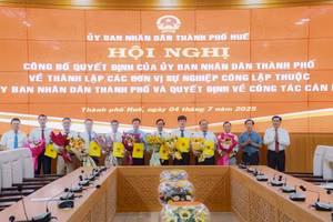 Lãnh đạo TP Huế trao quyết định thành lập các Ban Quản lý dự án đầu tư xây dựng khu vực và bổ nhiệm cán bộ lãnh đạo Ban.