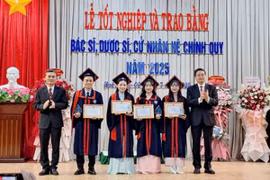 Khen thưởng các thủ khoa ngành Y khoa, Răng - Hàm - Mặt; Y học dự phòng; Y học cổ truyền năm 2025 Trường Đại học Y - Dược, Đại học Huế. (Ảnh: Đại Dương)