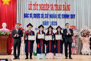 Khen thưởng các thủ khoa ngành Y khoa, Răng - Hàm - Mặt; Y học dự phòng; Y học cổ truyền năm 2025 Trường Đại học Y - Dược, Đại học Huế. (Ảnh: Đại Dương)