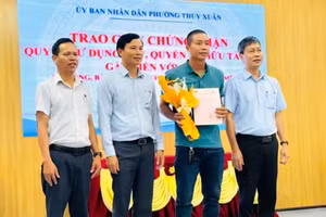 Chính quyền phường Thủy Xuân, TP Huế trao Giấy chứng nhận quyền sử dụng đất đầu tiên đến người dân.