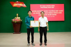 Lãnh đạo UBND phường Phú Bài (TP Huế) tặng giấy khen cho anh Trần Văn Phi vì có hành động dũng cảm cứu người đuối nước. (Ảnh: Thanh Đoàn)