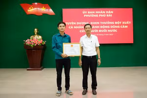 Lãnh đạo UBND phường Phú Bài (TP Huế) tặng giấy khen cho anh Trần Văn Phi vì có hành động dũng cảm cứu người đuối nước. (Ảnh: Thanh Đoàn)