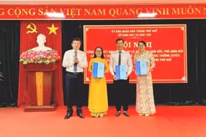 Ông Nguyễn Tân - Giám đốc Sở GD&ĐT TP Huế (ngoài cùng bên trái) trao quyết định thành lập các Trung tâm GDNN-GDTX và bổ nhiệm lãnh đạo các trung tâm. (Ảnh: M.H)