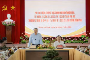 Phó Thủ tướng Thường trực Chính phủ Nguyễn Hòa Bình (đứng) phát biểu chỉ đạo tại buổi làm việc với Ban Thường vụ Thành ủy Huế.