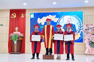 PGS.TS Trần Thanh Đức, Hiệu trưởng Trường Đại học Nông Lâm, Đại học Huế trao bằng đến các tân tiến sĩ. (Ảnh: Đại Dương)