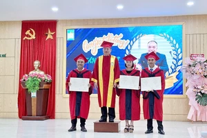 PGS.TS Trần Thanh Đức, Hiệu trưởng Trường Đại học Nông Lâm, Đại học Huế trao bằng đến các tân tiến sĩ. (Ảnh: Đại Dương)