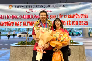Bùi Hoàng Đại Dương, giành Huy chương Bạc tại Kỳ thi Olympic Sinh học quốc tế (IBO) 2025 và cô giáo Nguyễn Thị Diệu Hạnh – người phát hiện, bồi dưỡng em qua nhiều năm.
