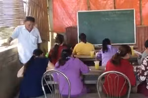 "Thầy Hòa" cùng các lớp học xóa mù chữ miễn phí giúp người dân lớn tuổi vùng đầm phá TP Huế suốt 35 năm qua.