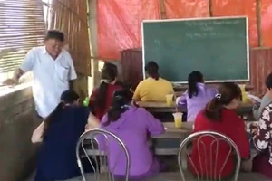 "Thầy Hòa" cùng các lớp học xóa mù chữ miễn phí giúp người dân lớn tuổi vùng đầm phá TP Huế suốt 35 năm qua.