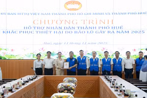 Đoàn công tác TPHCM trao tặng 20 tỷ đồng hỗ trợ nhân dân TP Huế khắc phục hậu quả sau lũ lụt lịch sử.