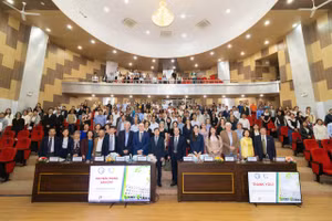 Các đại biểu trong nước và quốc tế chụp ảnh lưu niệm tại Hội nghị quốc tế do ĐH Y – Dược Huế phối hợp với Phái đoàn Wallonie-Bruxelles (Vương quốc Bỉ) tổ chức.