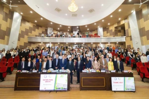 Các đại biểu trong nước và quốc tế chụp ảnh lưu niệm tại Hội nghị quốc tế do ĐH Y – Dược Huế phối hợp với Phái đoàn Wallonie-Bruxelles (Vương quốc Bỉ) tổ chức.