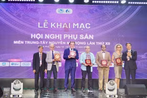 Ban tổ chức Hội nghị Phụ Sản miền Trung - Tây Nguyên mở rộng lần thứ XII tặng quà lưu niệm cho các đại biểu quốc tế.