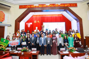 Ban giám khảo chụp ảnh lưu niệm cùng các đội thi tại Vòng chung kết. (Ảnh: Hoàng Hải)