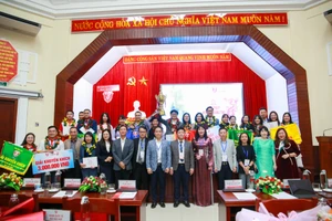 Ban giám khảo chụp ảnh lưu niệm cùng các đội thi tại Vòng chung kết. (Ảnh: Hoàng Hải)