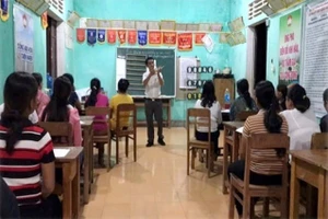 Lớp học XMC do thầy Tô Chỉnh đứng lớp, dạy nhiều đồng bào dân tộc thiểu số Cơ Tu ở vùng Nam Đông, TP Huế.