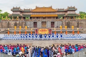 Lễ vinh danh học sinh danh dự toàn trường của ngành giáo dục TP Huế tổ chức tại các di sản văn hóa Huế để cho các em tự hào về truyền thống học tập của quê hương.