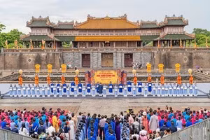 Lễ vinh danh học sinh danh dự toàn trường của ngành giáo dục TP Huế tổ chức tại các di sản văn hóa Huế để cho các em tự hào về truyền thống học tập của quê hương.