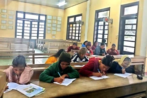 Một lớp xóa mù chữ với 12 học viên tại xã A Lưới 4 (TP Huế) đang học vào cuối tháng 11/2025.