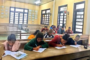 Một lớp xóa mù chữ với 12 học viên tại xã A Lưới 4 (TP Huế) đang học vào cuối tháng 11/2025.