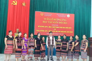 Bế giảng lớp xóa mù chữ cho đồng bào dân tộc thiểu số tại địa bàn xã Hương Hữu, huyện Nam Đông (cũ), nay là xã Long Quảng, TP Huế.