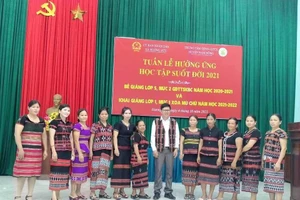 Bế giảng lớp xóa mù chữ cho đồng bào dân tộc thiểu số tại địa bàn xã Hương Hữu, huyện Nam Đông (cũ), nay là xã Long Quảng, TP Huế.