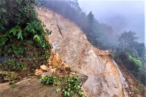 Đoạn sạt lở toàn bộ mái taluy dương, kè đá taluy âm và mặt đường gây chia cắt tại Vườn Quốc gia Bạch Mã, TP Huế. 