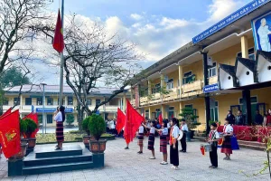 Học sinh Trường THCS-DTNT A Lưới (xã A Lưới 2, TP Huế) trong giờ chào cờ đầu tuần.