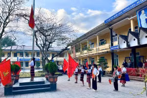Học sinh Trường THCS-DTNT A Lưới (xã A Lưới 2, TP Huế) trong giờ chào cờ đầu tuần.