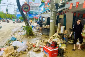 Ngổn ngang đồ đạc hư hỏng do nước lũ, bùn non tại nhiều cửa hàng kinh doanh tại TP Huế.
