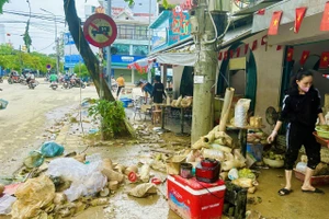 Ngổn ngang đồ đạc hư hỏng do nước lũ, bùn non tại nhiều cửa hàng kinh doanh tại TP Huế.