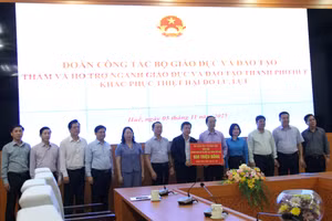 Đoàn công tác của Bộ GD&ĐT tặng quà ngành giáo dục TP Huế khắc phục thiệt hại do lũ lụt.