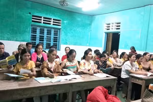 Nhiều lớp học xóa mù chữ tại vùng cao TP Huế được triển khai đồng bộ và mạnh mẽ, cùng với chính sách đặc thù, khiến cho việc đến lớp học của người dân thêm đông đảo.