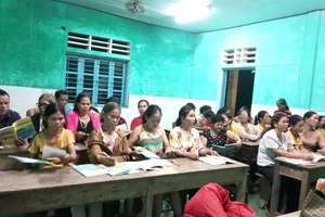 Nhiều lớp học xóa mù chữ tại vùng cao TP Huế được triển khai đồng bộ và mạnh mẽ, cùng với chính sách đặc thù, khiến cho việc đến lớp học của người dân thêm đông đảo.