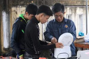 Thầy Phạm Bá Dũng trong hoạt động cộng đồng giúp đỡ người dân năm 2018 ở ngoại tỉnh, vừa sửa chữa đồ điện tử, vừa truyền nghề, vừa truyền thụ đạo đức cho sinh viên.