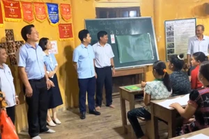 Đoàn công tác của Bộ GD&ĐT kiểm tra công tác xóa mù chữ cho đồng bào dân tộc thiểu số tại huyện vùng cao Nam Đông (cũ) của Huế.