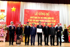 Công bố Quyết định của Thủ tướng Chính phủ về việc sáp nhập Trường Cao đẳng Y tế Huế vào Trường Đại học Y - Dược, Đại học Huế.