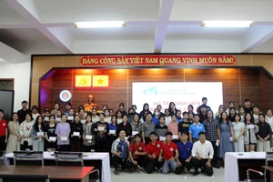 Trao gần 500 suất quà đến sinh viên Trường Đại học Sư phạm Huế bị ảnh hưởng lũ lụt lịch sử tại TP Huế.