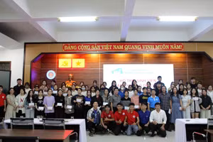 Trao gần 500 suất quà đến sinh viên Trường Đại học Sư phạm Huế bị ảnh hưởng lũ lụt lịch sử tại TP Huế.