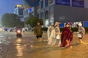 Các đường phố TP Huế chìm trong nước lũ vào tối 2/11.
