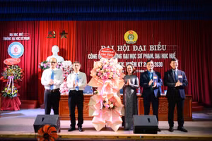 Công đoàn Đại học Huế (phải) tặng hoa chúc mừng Đại hội Đại biểu Công đoàn ĐH Sư phạm Huế.