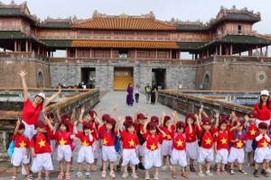 Học sinh tham quan Đại Nội Huế trong một giờ học giáo dục di sản.