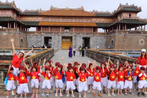 Học sinh tham quan Đại Nội Huế trong một giờ học giáo dục di sản.