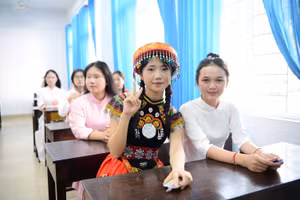 Các thí sinh dự thi năng khiếu Khối M và N năm 2026 tại Trường ĐH Sư phạm Huế.