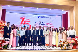 Tập thể viên chức, người lao động Khoa Báo chí - Truyền thông tại Lễ kỷ niệm.