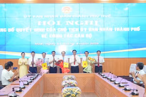 Công bố quyết định của Chủ tịch UBND TP Huế về công tác cán bộ ngày 1/4.