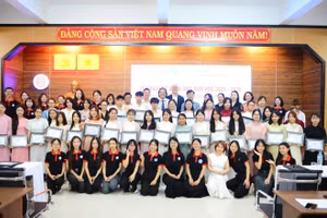 Trao học bổng AMA gần 1,3 tỷ đồng cho sinh viên Trường ĐH Sư phạm Huế.