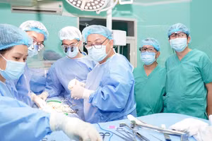 Ca ghép thận - 1 trong 6 ca ghép tạng tại Bệnh viện Trung ương Huế trong đêm từ nguồn tạng một người chết não hiến tặng.