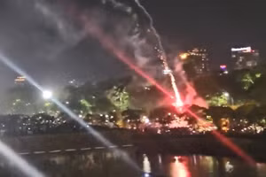 Hỏa pháo từ màn bắn súng thần công ở TP Huế rơi vào khu vực người dân đang đứng xem.